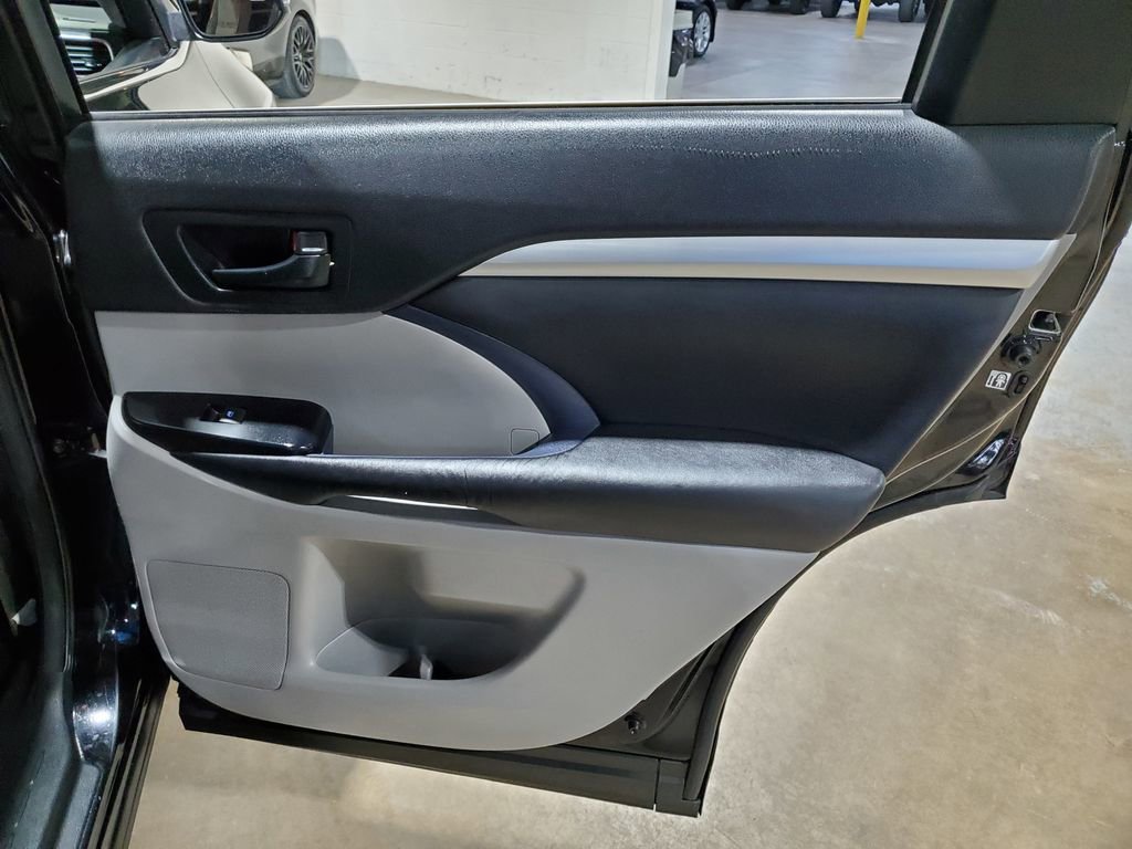Used 2016 Toyota Highlander Plus FWD image 21