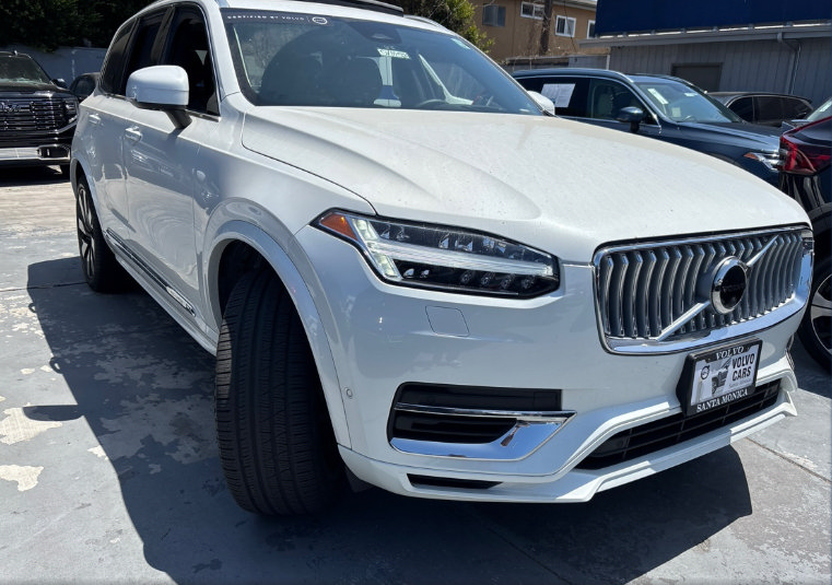 Used 2023 Volvo XC90 T8 Ultimate w/ Protection Package Premier AWD/4WD image 3
