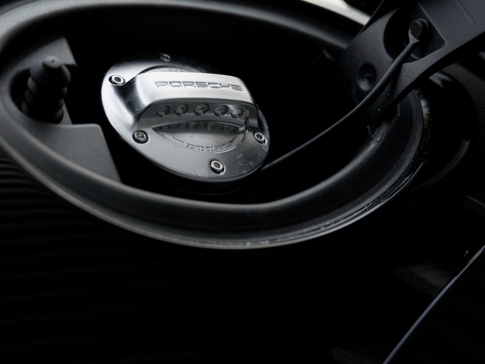 Used 2018 Porsche 911 GT2 RS image 40