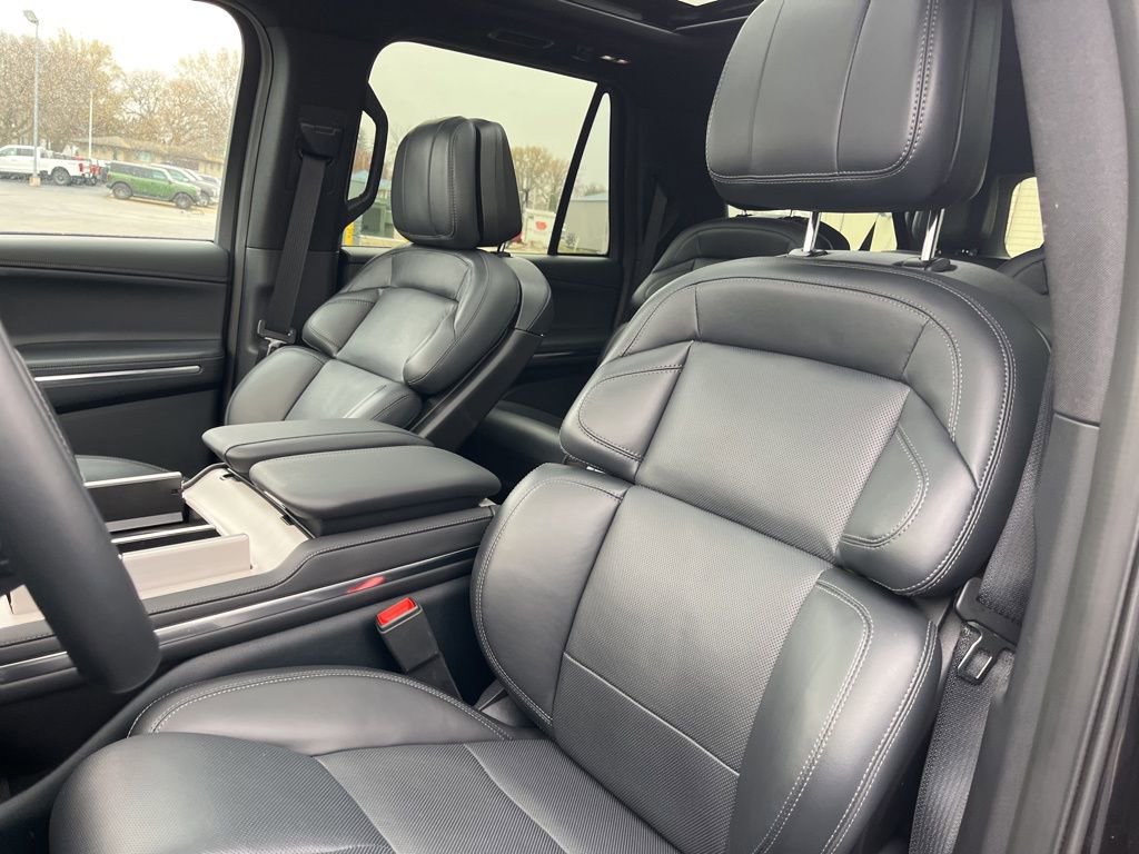Used 2025 Lincoln Navigator L Reserve w/ Jet Appearance Package image 12