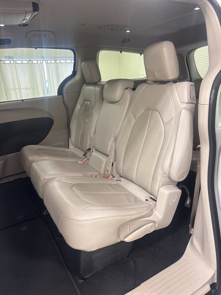Used 2018 Chrysler Pacifica Touring-L w/ Tire & Wheel Group FWD image 21