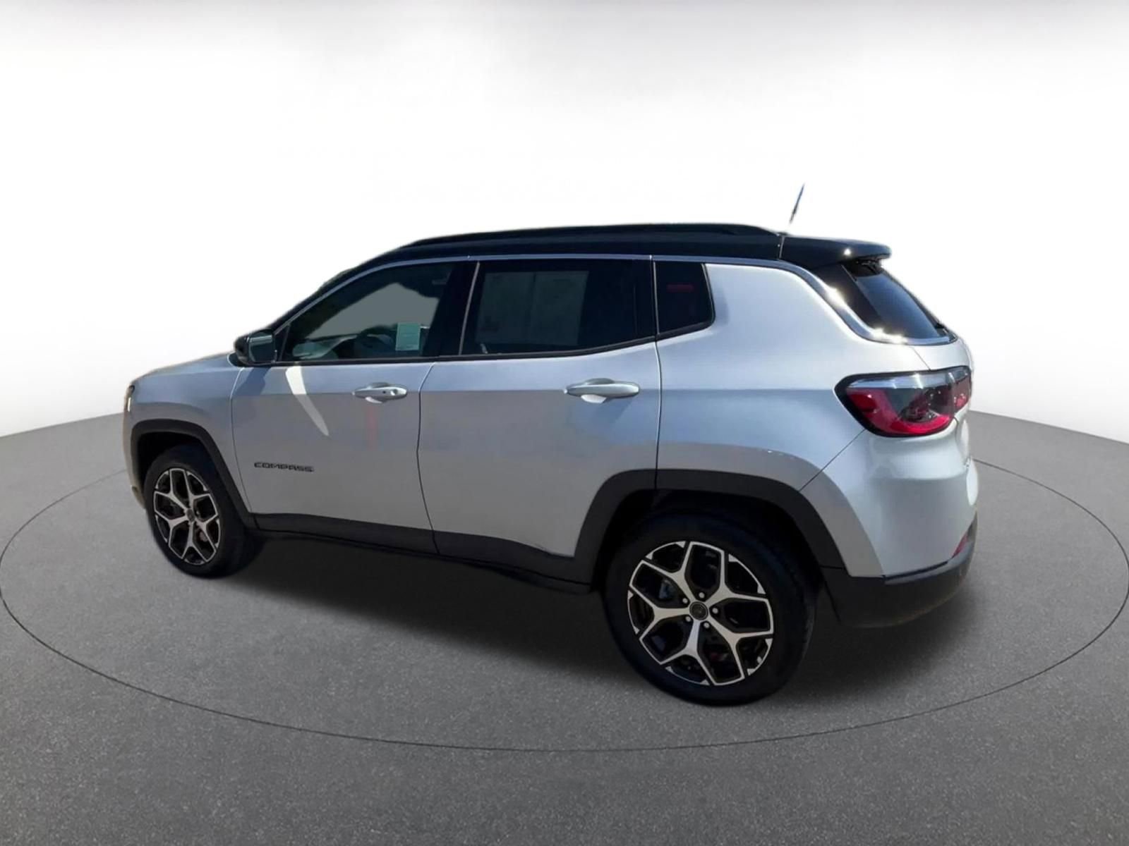 Used 2025 Jeep Compass Limited AWD/4WD image 10