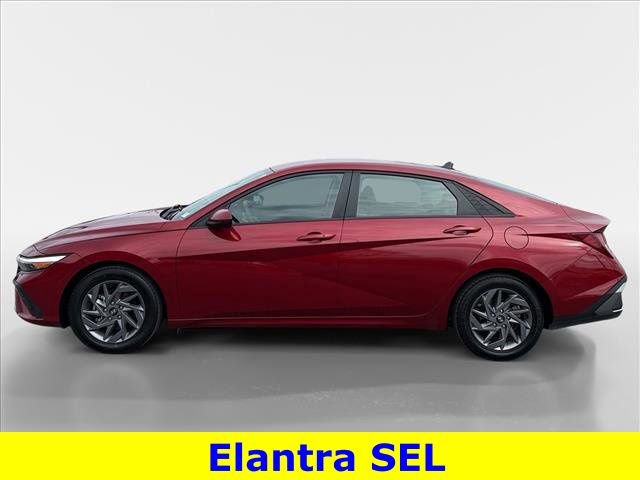 Used 2024 Hyundai Elantra SEL image 3