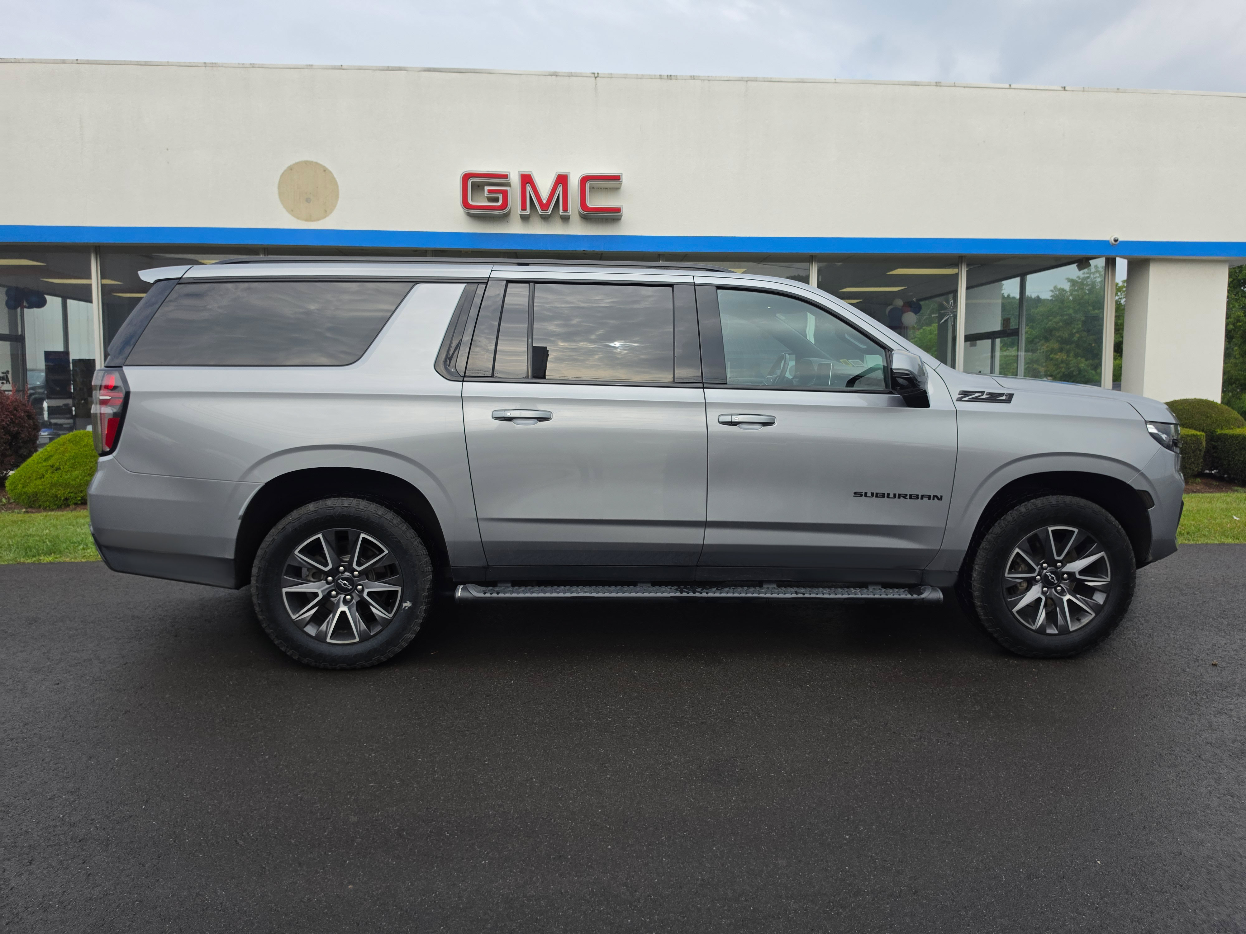 Used 2023 Chevrolet Suburban Z71 w/ Luxury Package AWD/4WD image 2