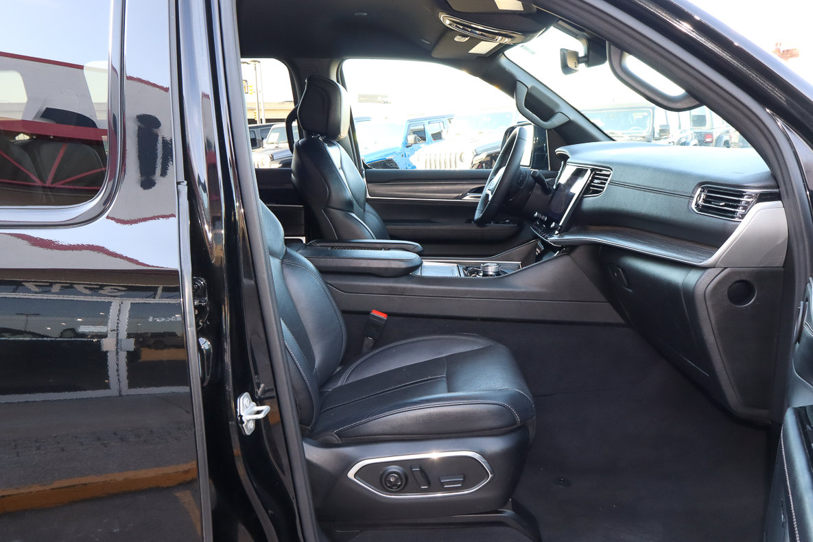 Used 2024 Jeep Wagoneer Series II w/ Flexible Seating Group AWD/4WD image 30