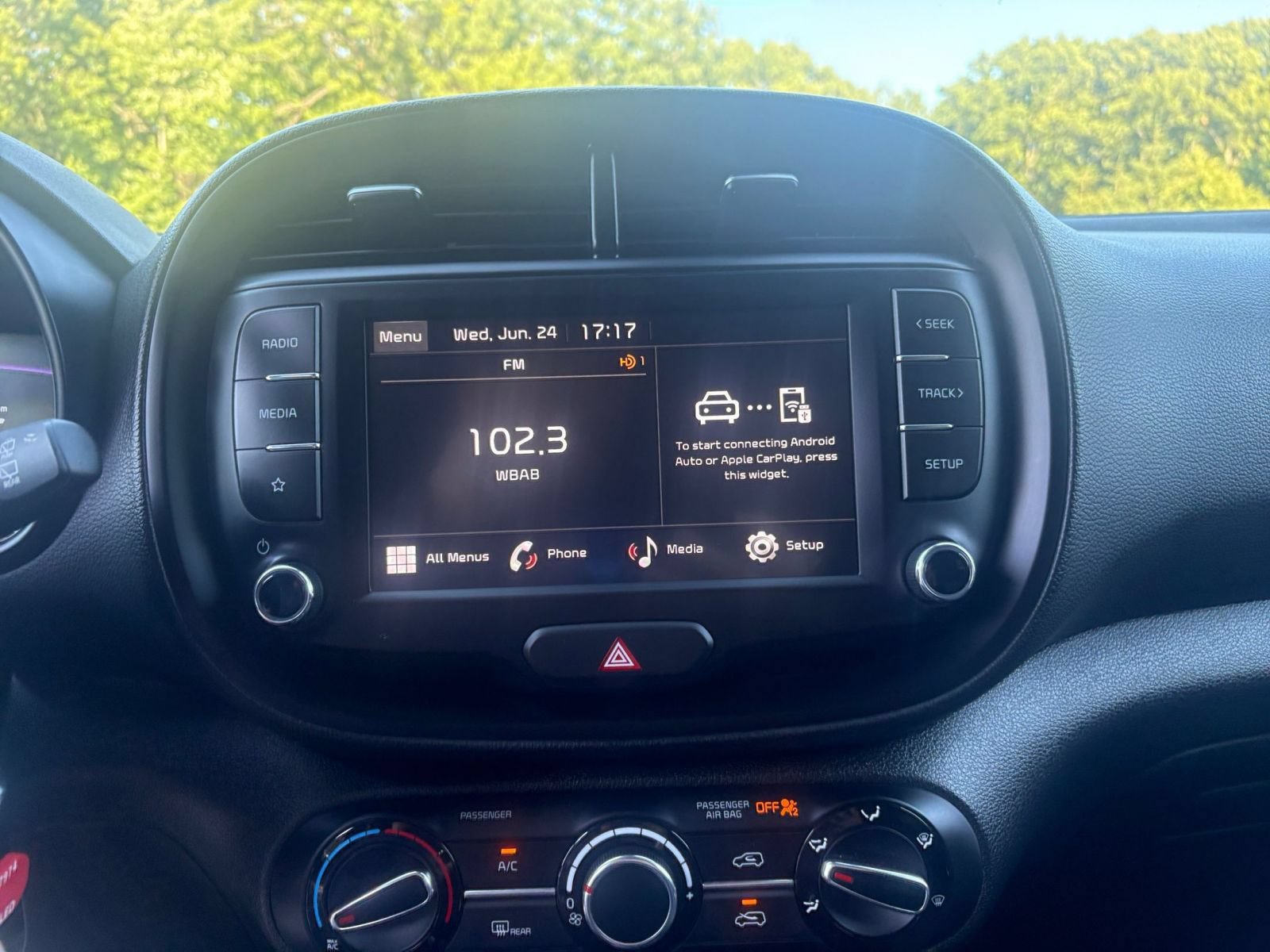 Used 2025 Kia Soul LX w/ LX Technology Package FWD image 17