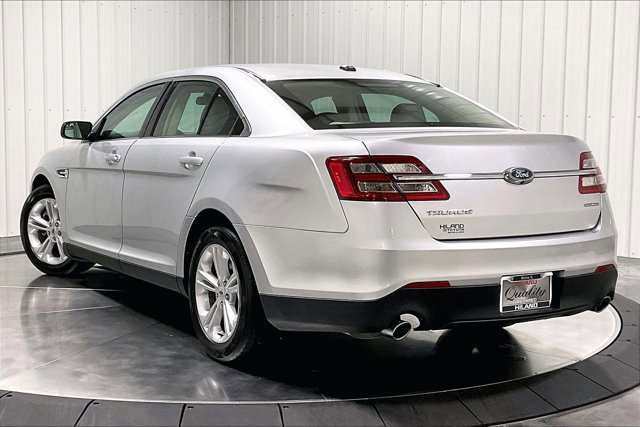 Used 2018 Ford Taurus SE FWD image 12