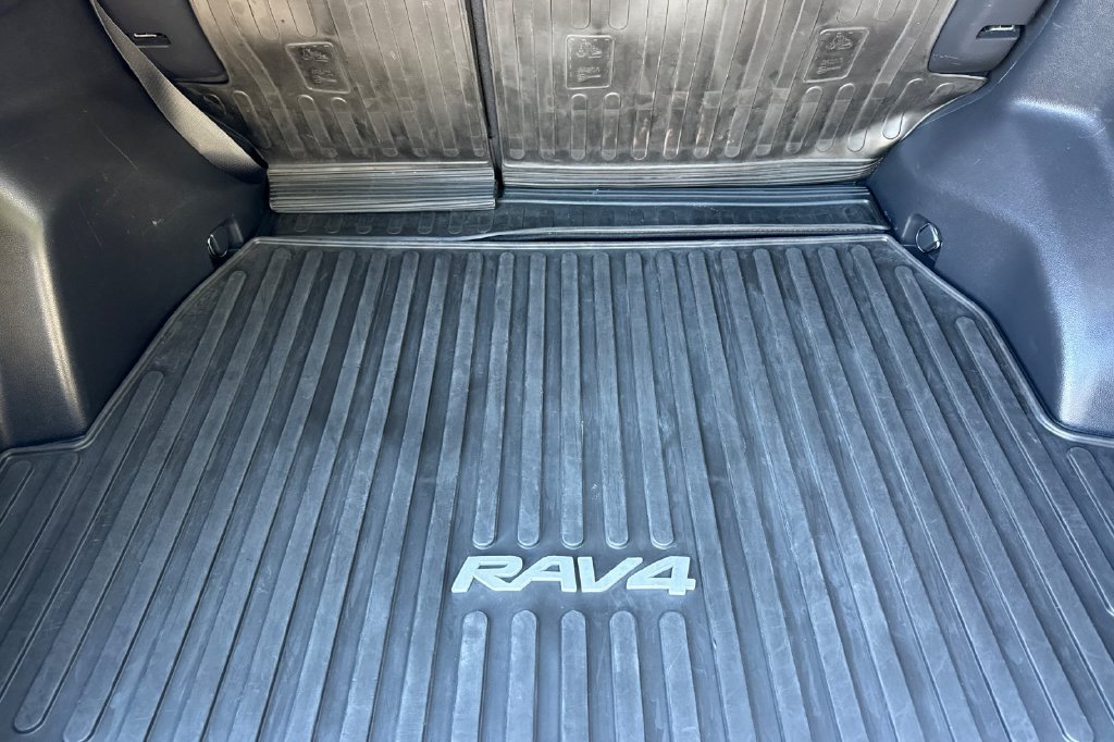 Used 2023 Toyota RAV4 LE AWD/4WD image 14