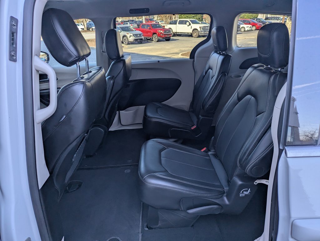 Used 2024 Chrysler Pacifica Touring-L image 15