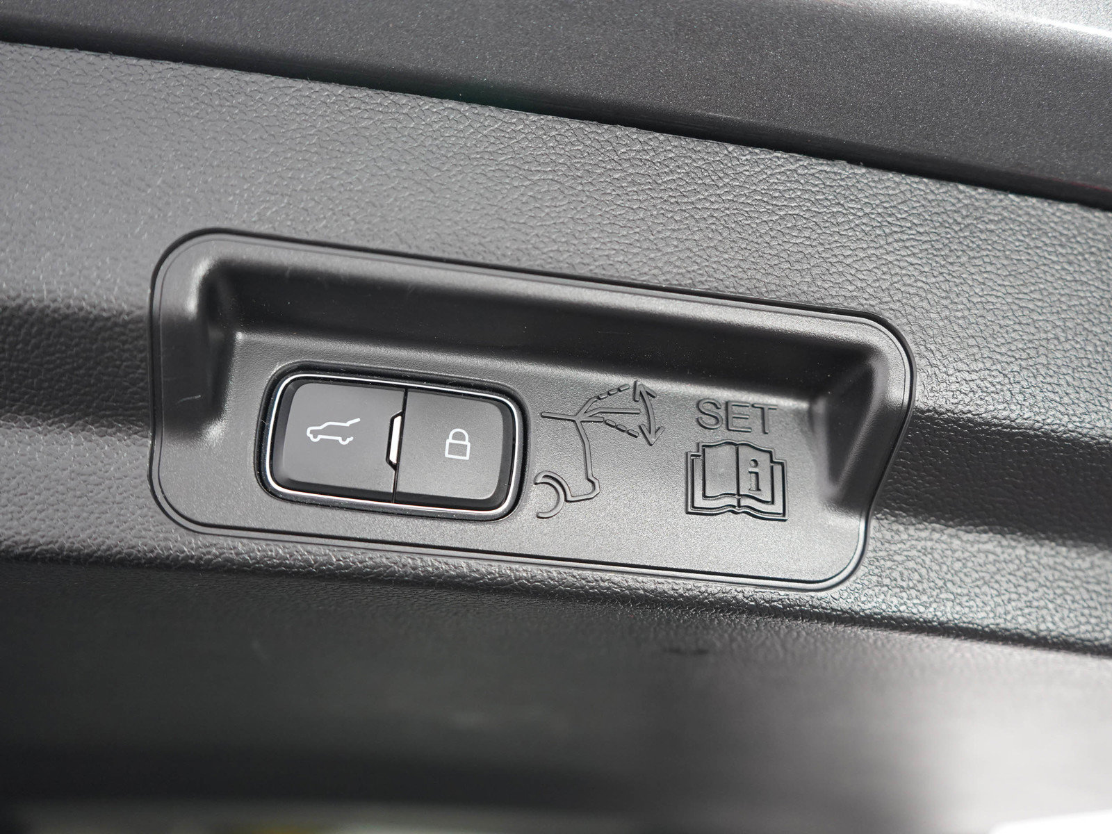 Used 2021 Ford Explorer Limited w/ Equipment Group 301A AWD/4WD image 19