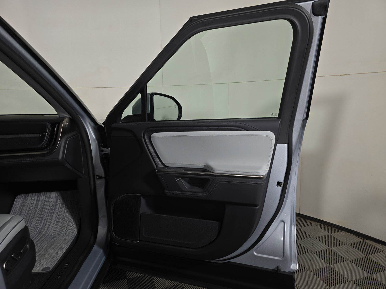 Used 2025 Rivian R1T Adventure AWD/4WD image 18