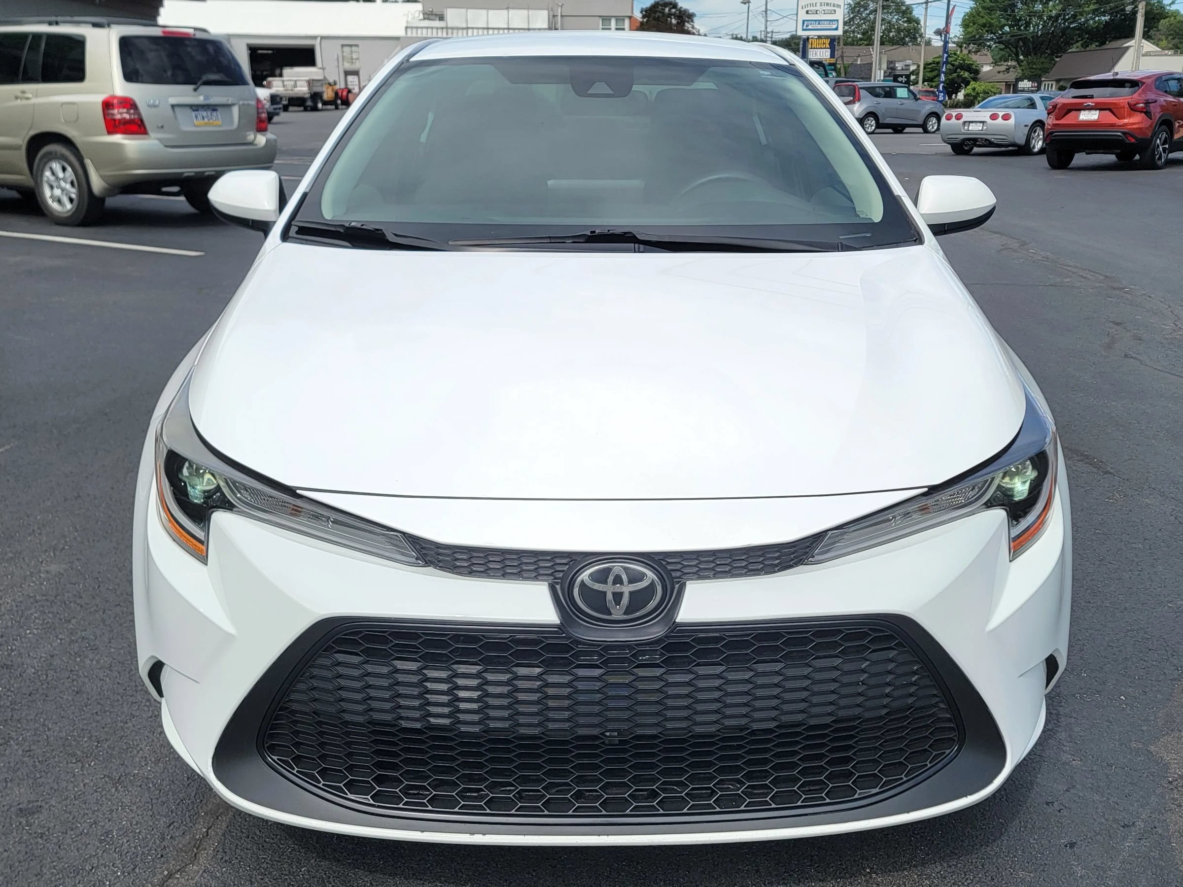 Used 2022 Toyota Corolla LE FWD image 2