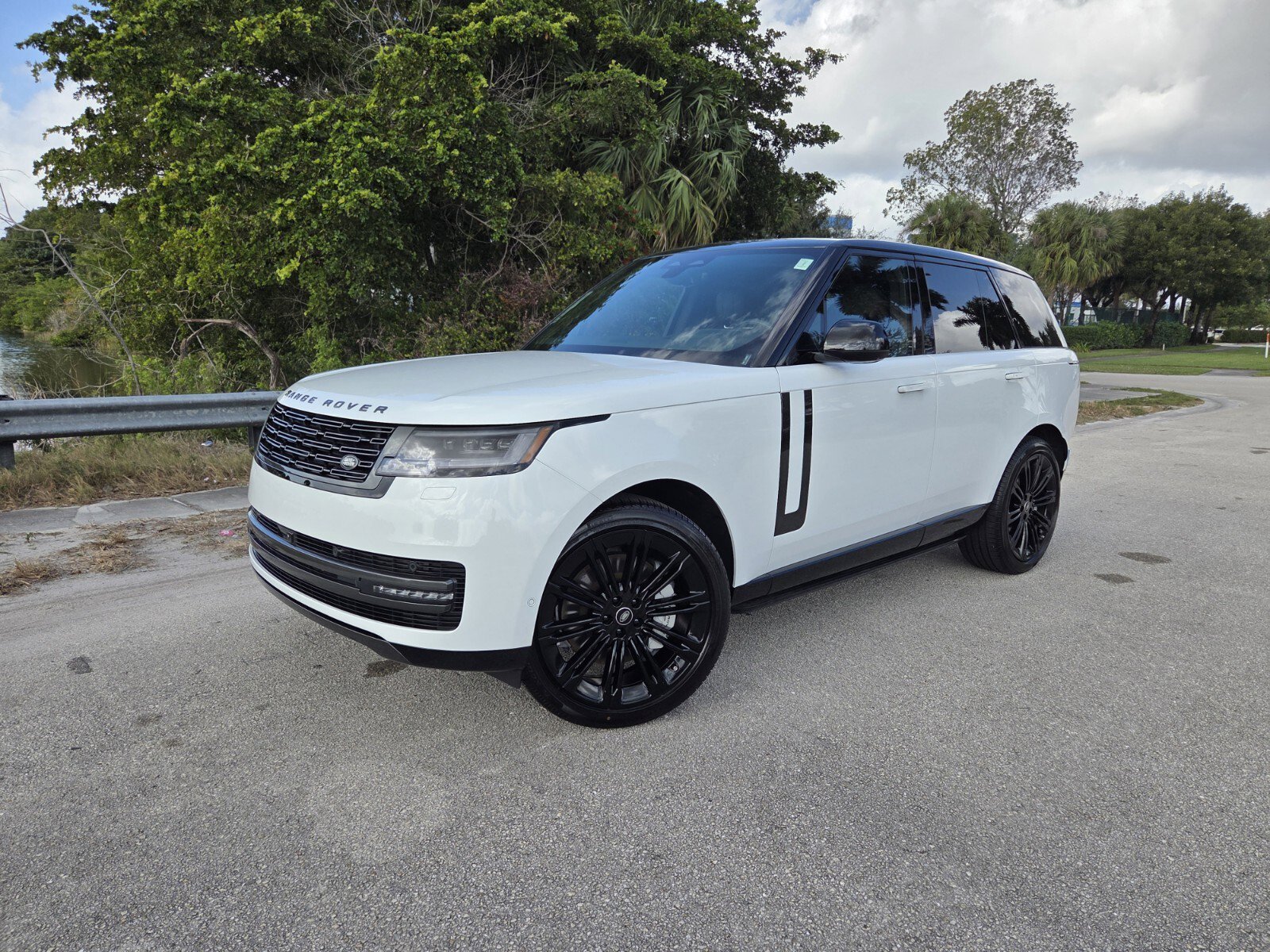 New 2025 Land Rover Range Rover SE image 1