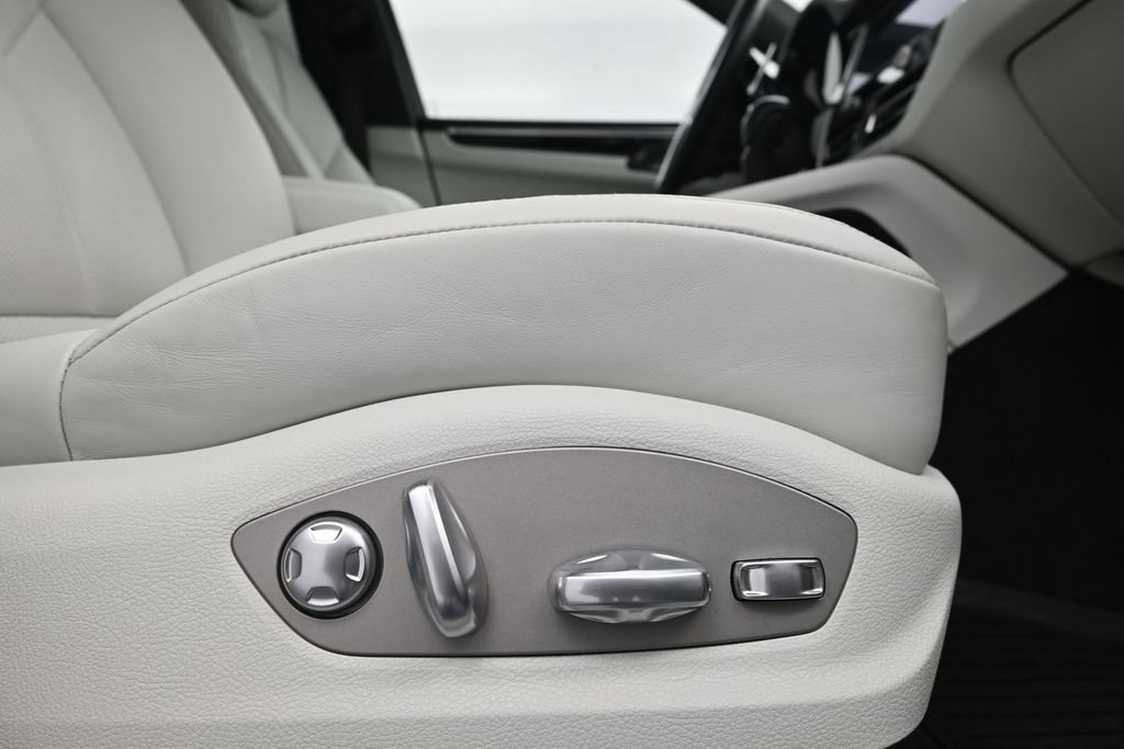 Certified 2024 Porsche Macan AWD/4WD image 15
