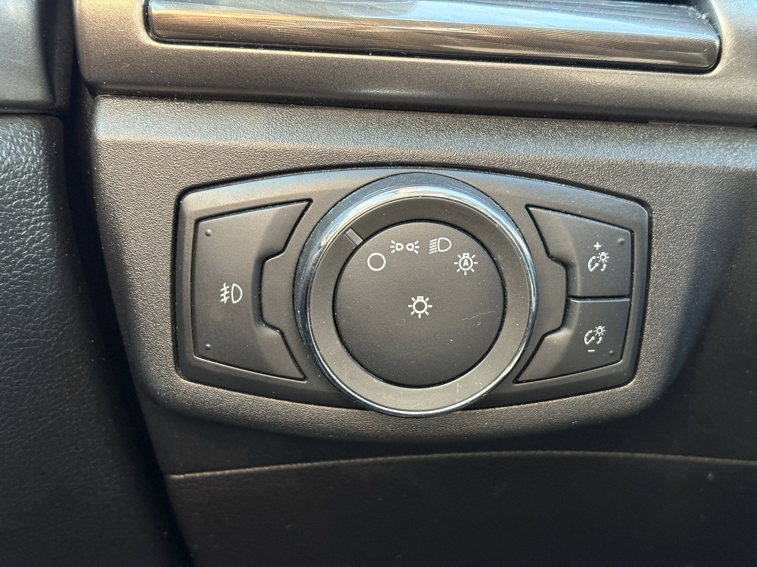Used 2017 Ford Fusion SE w/ Fusion SE Technology Package image 17