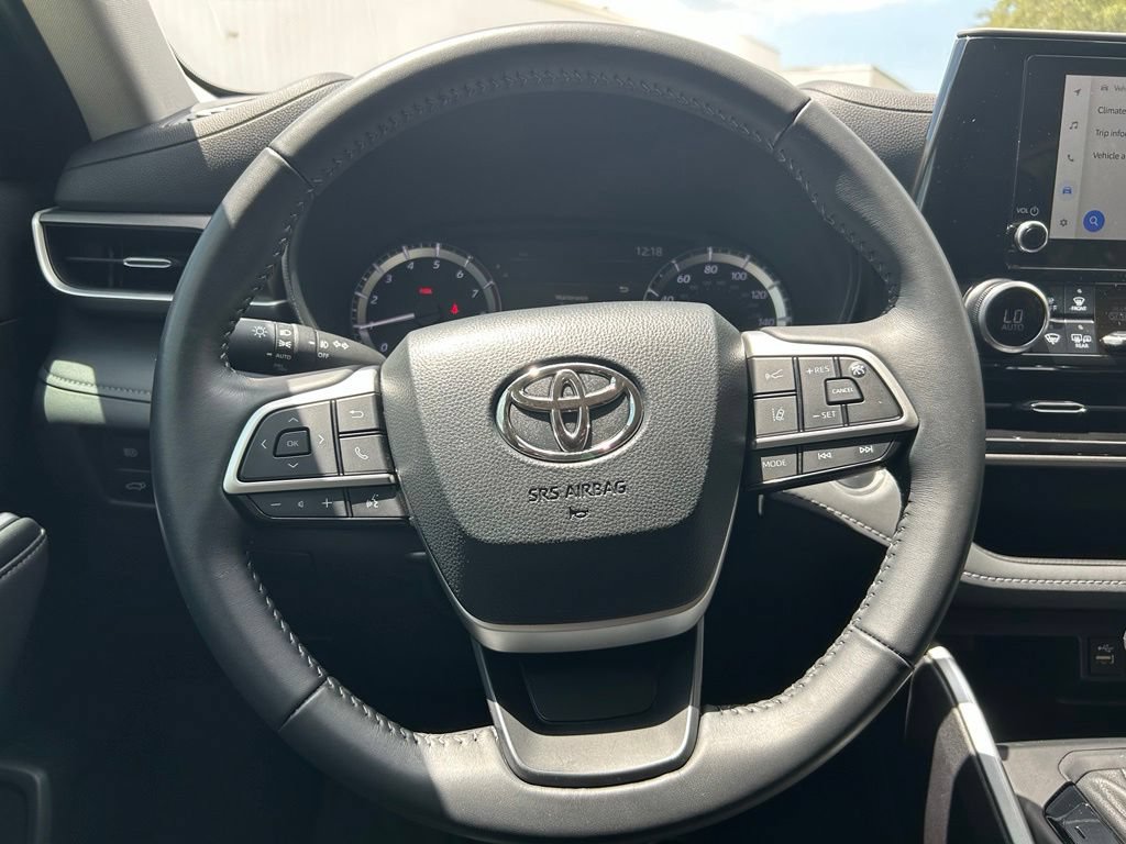 Used 2024 Toyota Highlander LE FWD image 19