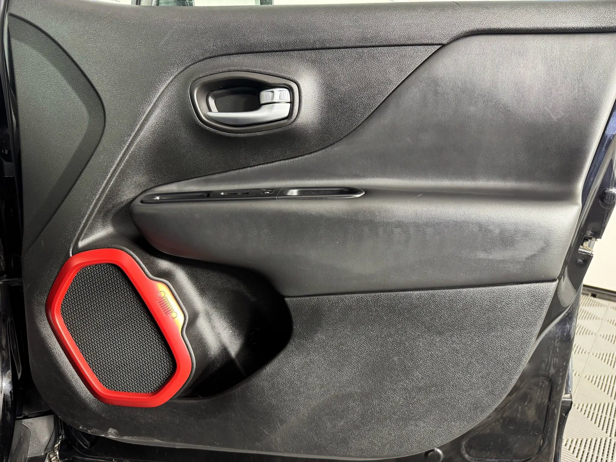 Used 2018 Jeep Renegade Trailhawk w/ Cold Weather Group II AWD/4WD image 39