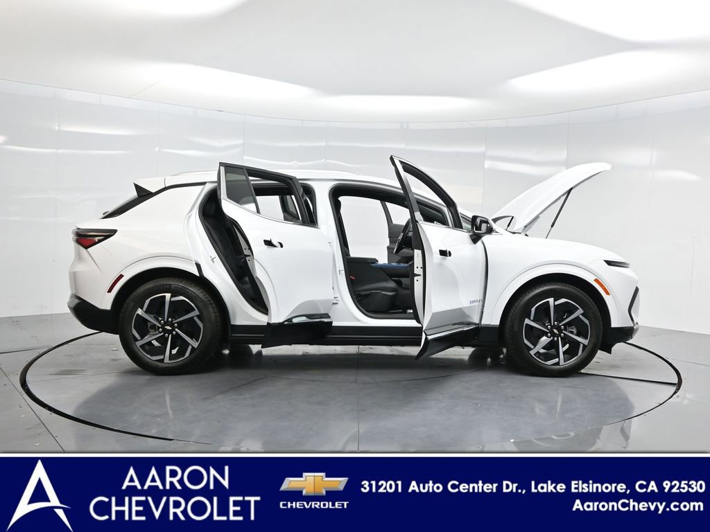 Used 2025 Chevrolet Equinox EV LT w/ Convenience Package image 3