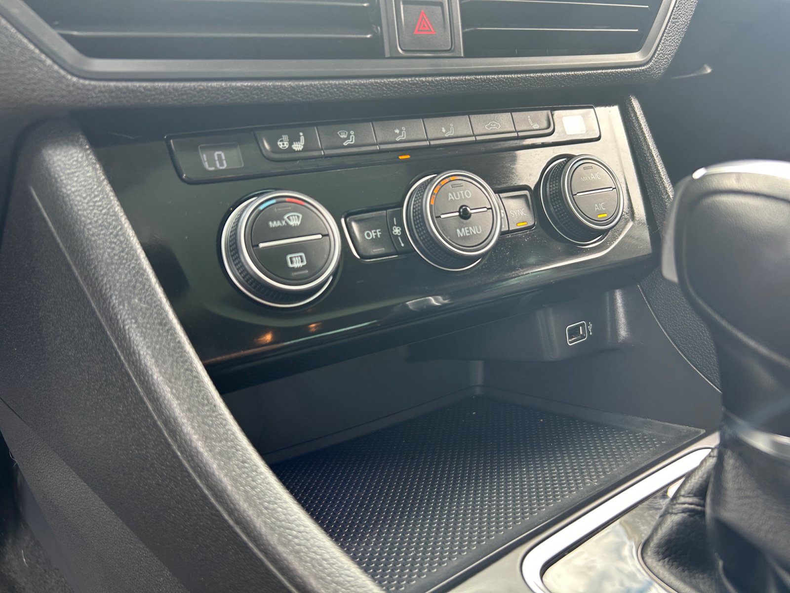 Used 2019 Volkswagen Jetta SEL w/ Cold Weather Package FWD image 12