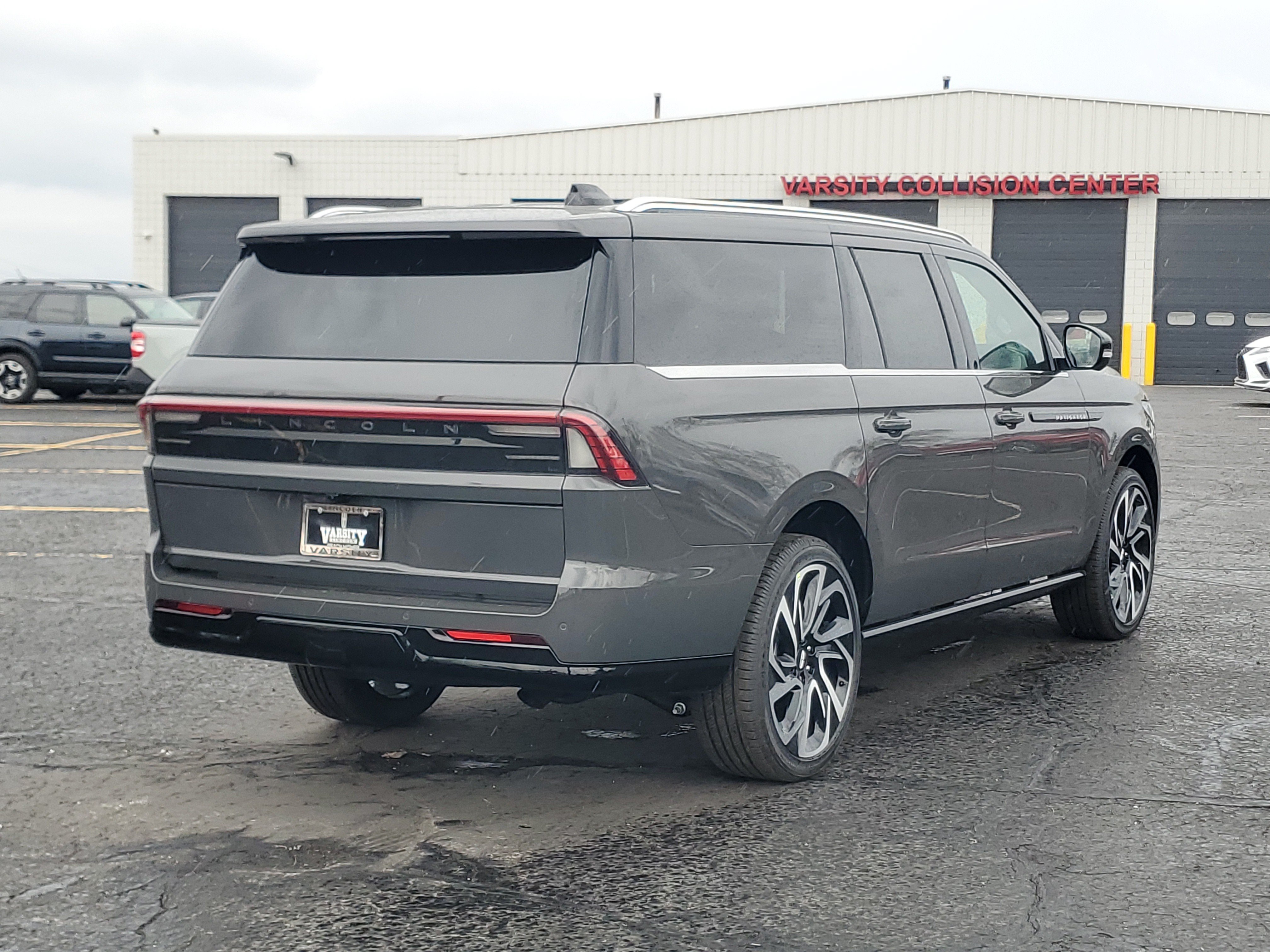 New 2026 Lincoln Navigator L Black Label AWD/4WD image 4