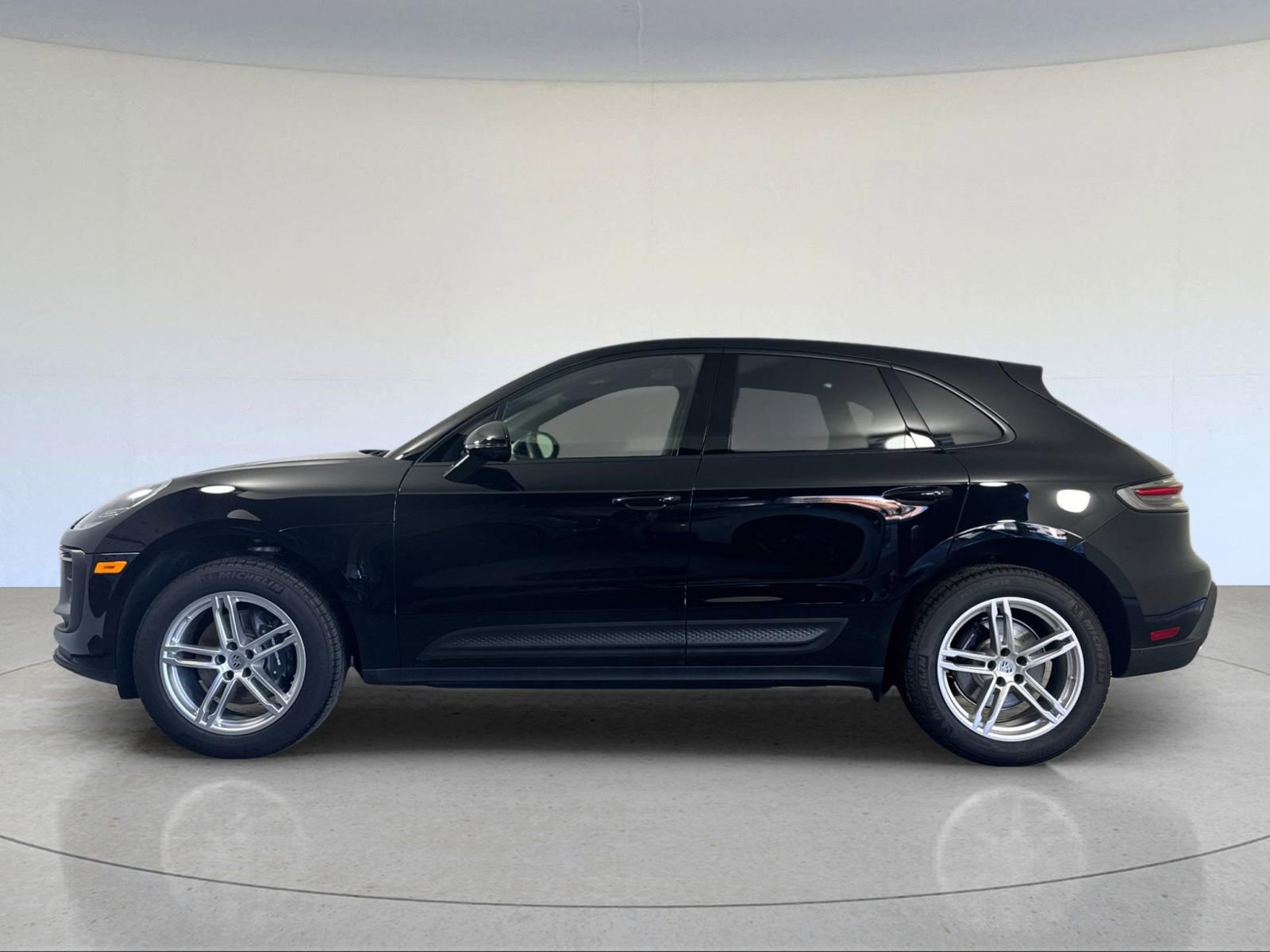 Certified 2025 Porsche Macan image 2