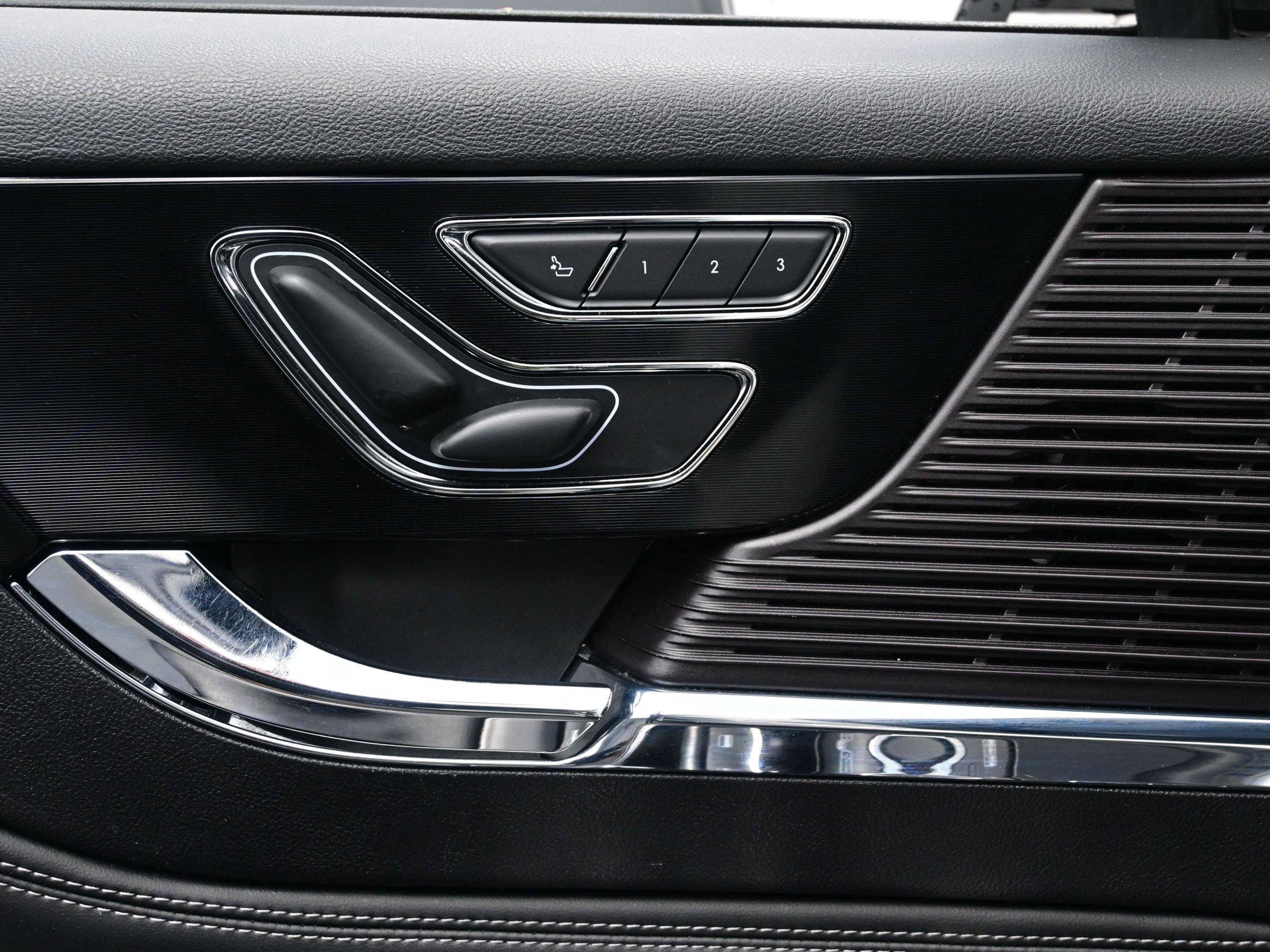 Used 2022 Lincoln Corsair AWD w/ Premium Package image 11