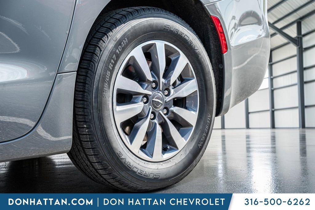 Used 2023 Chrysler Pacifica Touring-L image 40