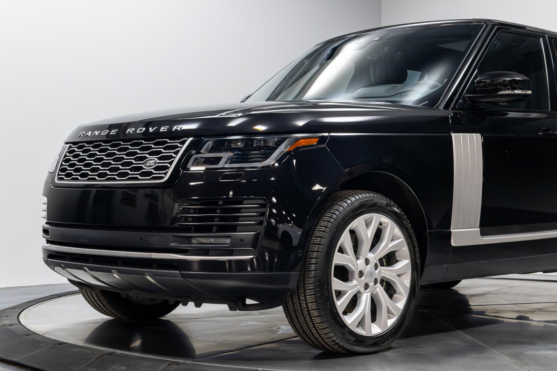 Used 2021 Land Rover Range Rover Westminster Edition image 4
