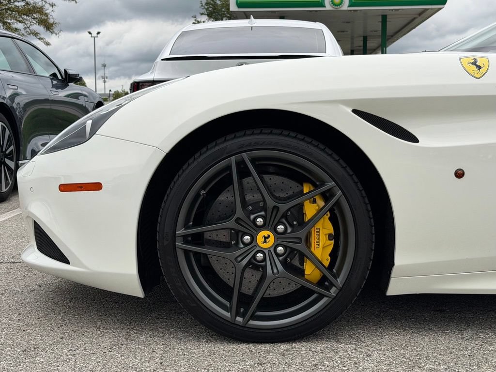 Used 2015 Ferrari California T RWD image 38