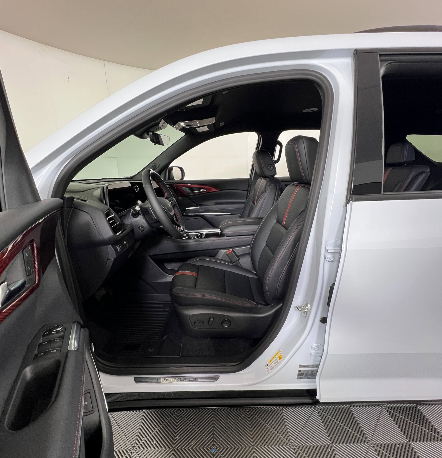 New 2026 Chevrolet Traverse RS w/ LPO, Floor Liner Package image 10