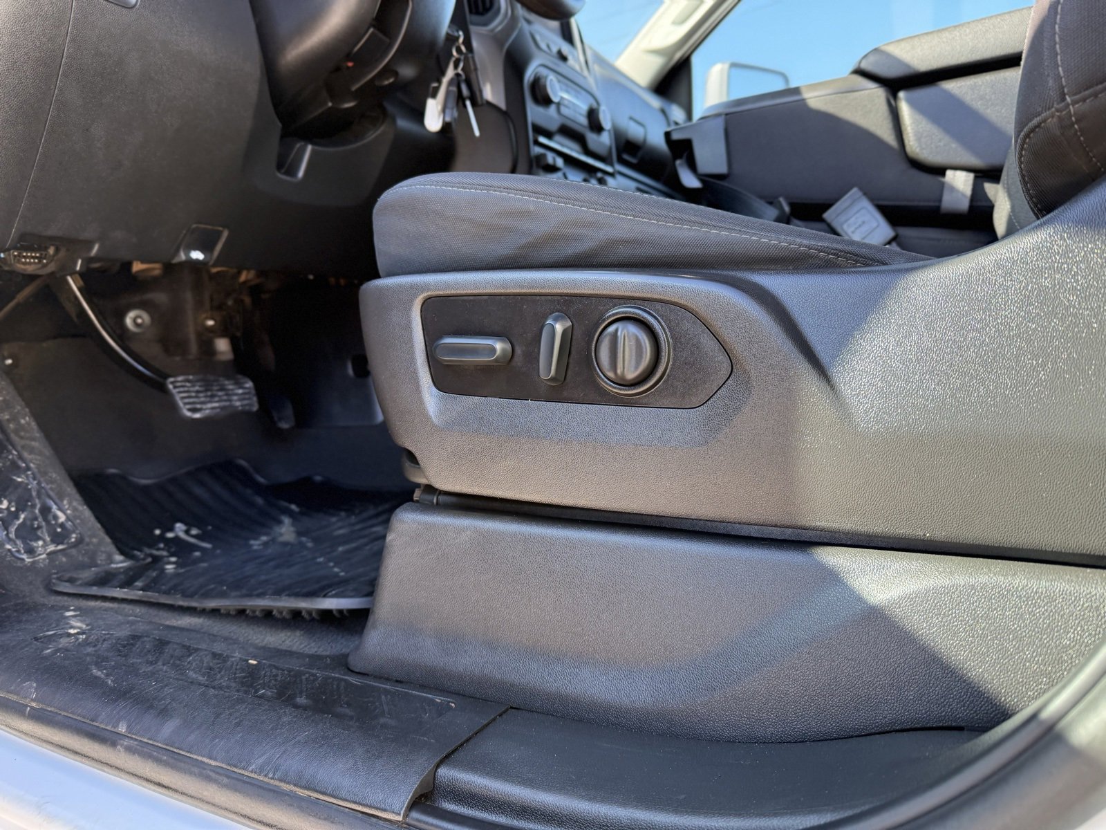 Used 2023 Chevrolet Silverado 2500 Custom w/ Custom Value Package image 17