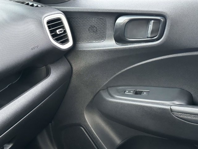 Used 2025 Hyundai Venue Limited FWD image 31