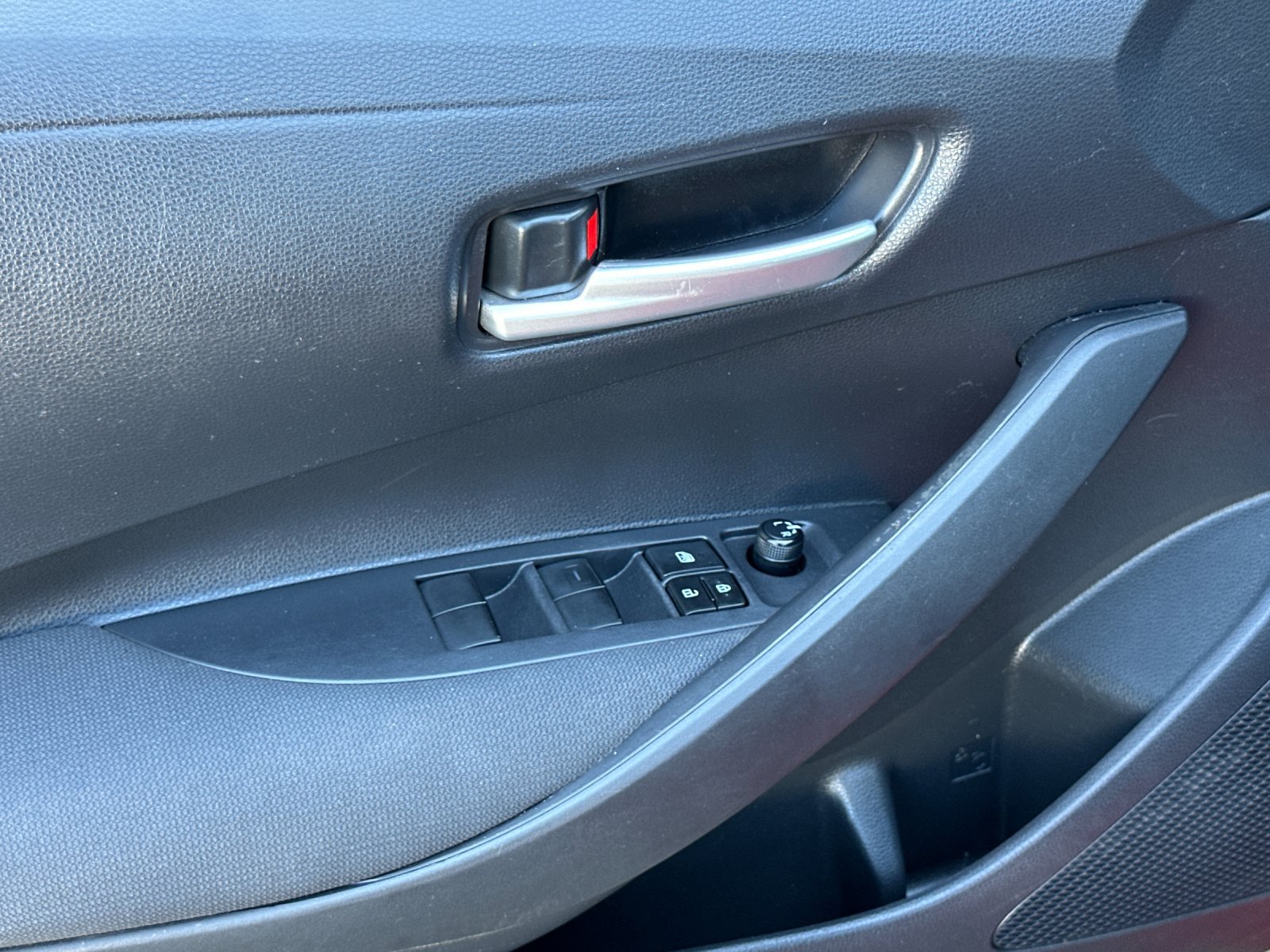 Used 2020 Toyota Corolla LE FWD image 11