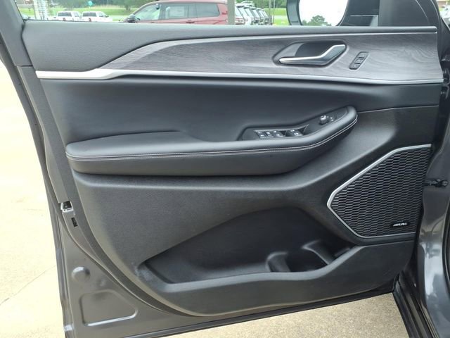 Used 2024 Jeep Grand Cherokee Limited w/ Black Appearance Package RWD image 20