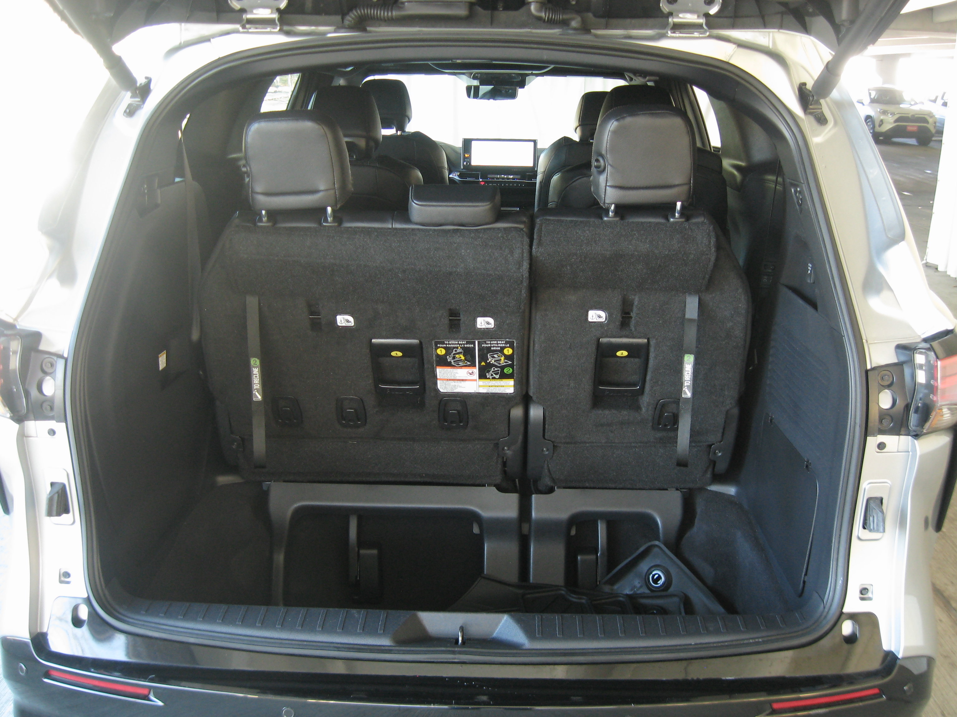 Used 2025 Toyota Sienna Platinum image 25