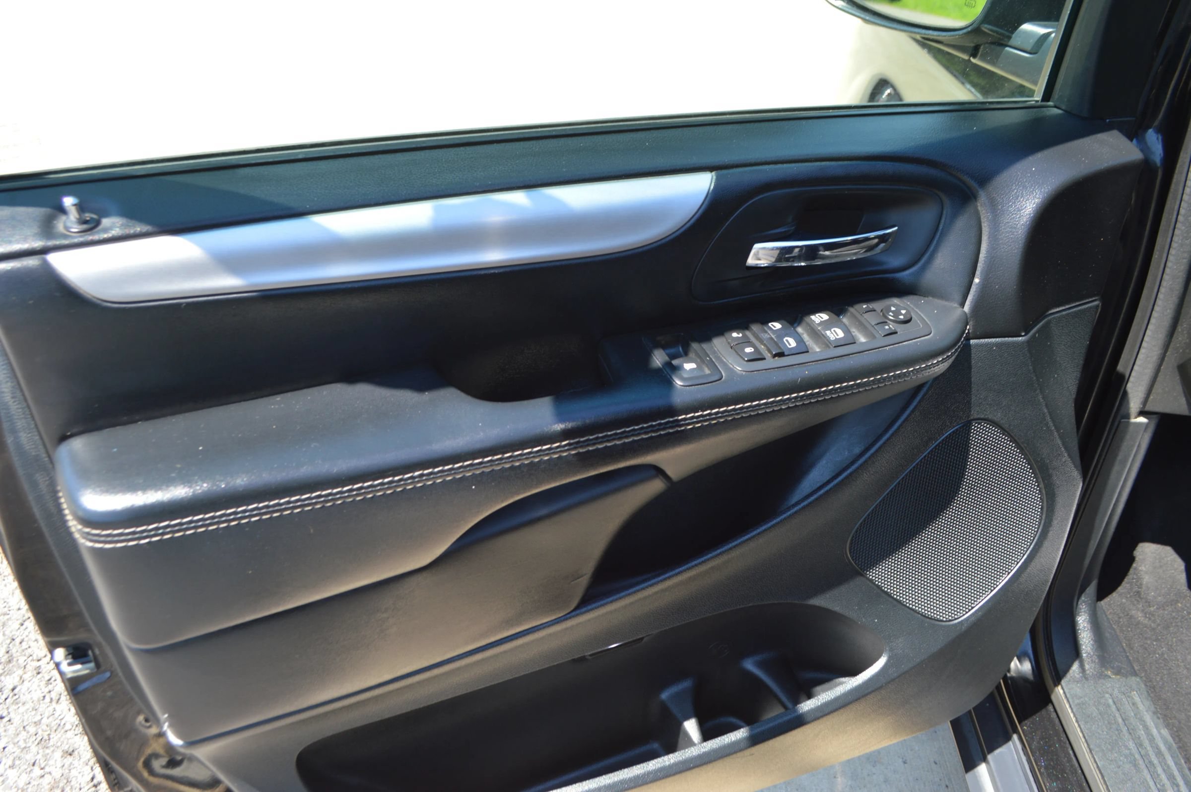 Used 2016 Dodge Grand Caravan SXT w/ UConnect Hands-Free Group FWD image 12