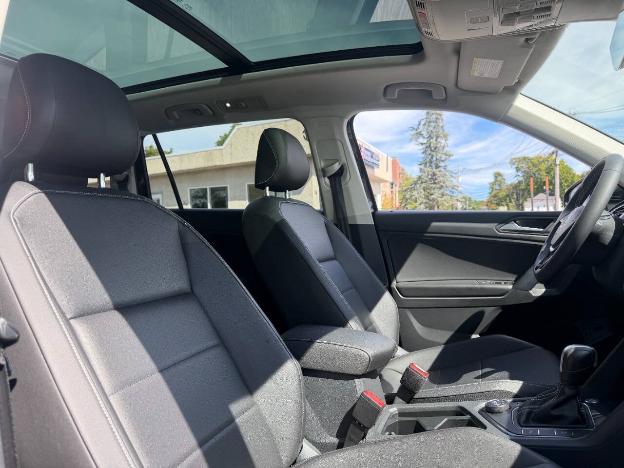 Used 2021 Volkswagen Tiguan SEL AWD/4WD image 31