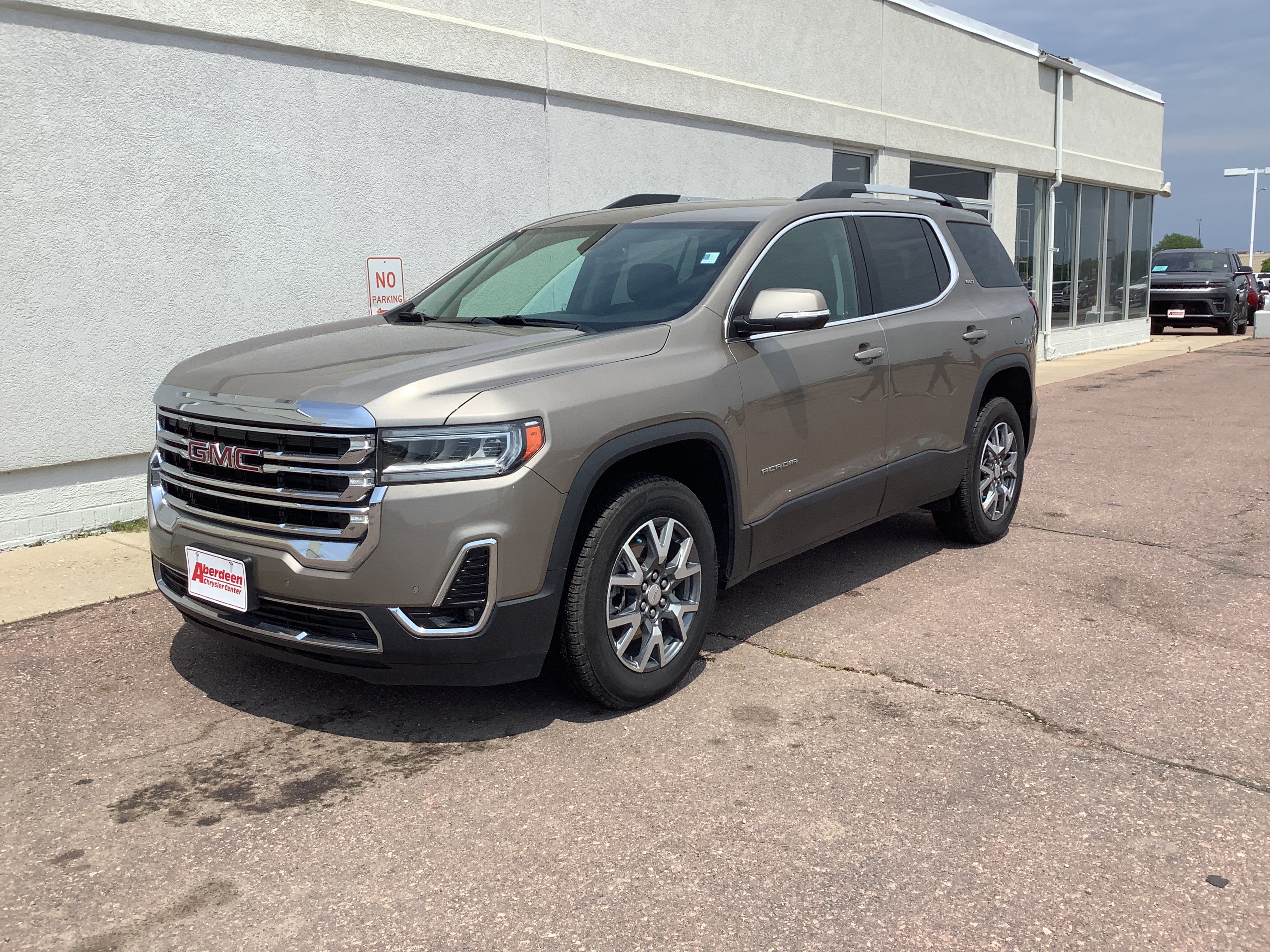 Used 2023 GMC Acadia SLT AWD/4WD image 2
