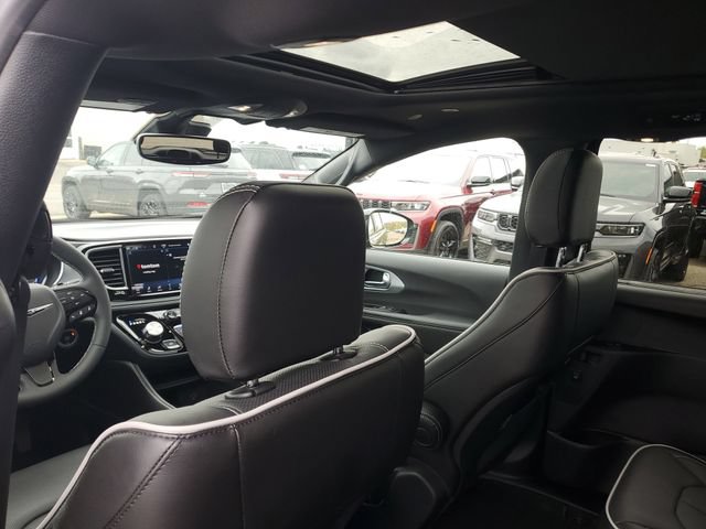 New 2026 Chrysler Pacifica Limited w/ S Appearance Package AWD/4WD image 12