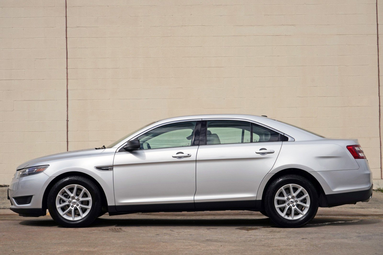 Used 2015 Ford Taurus SE FWD image 8