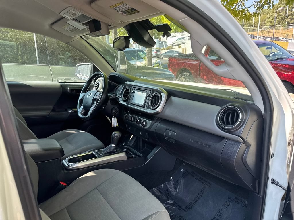 Used 2018 Toyota Tacoma SR5 AWD/4WD image 12