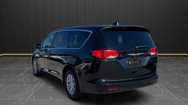 Used 2022 Chrysler Voyager LX FWD image 11