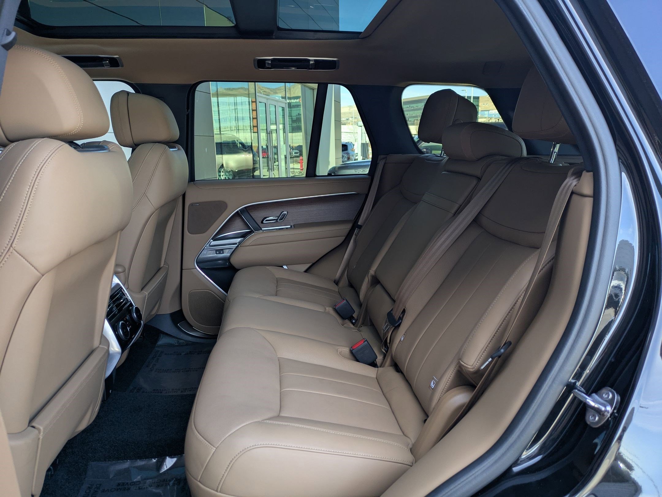 Certified 2025 Land Rover Range Rover SE image 26