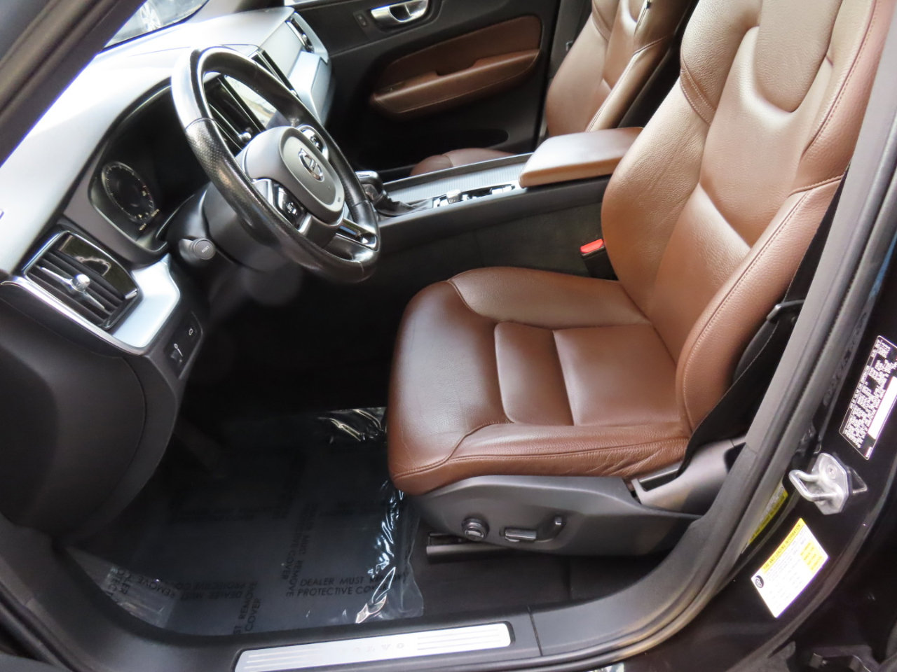 Used 2018 Volvo XC60 T6 Momentum w/ Convenience Package image 7
