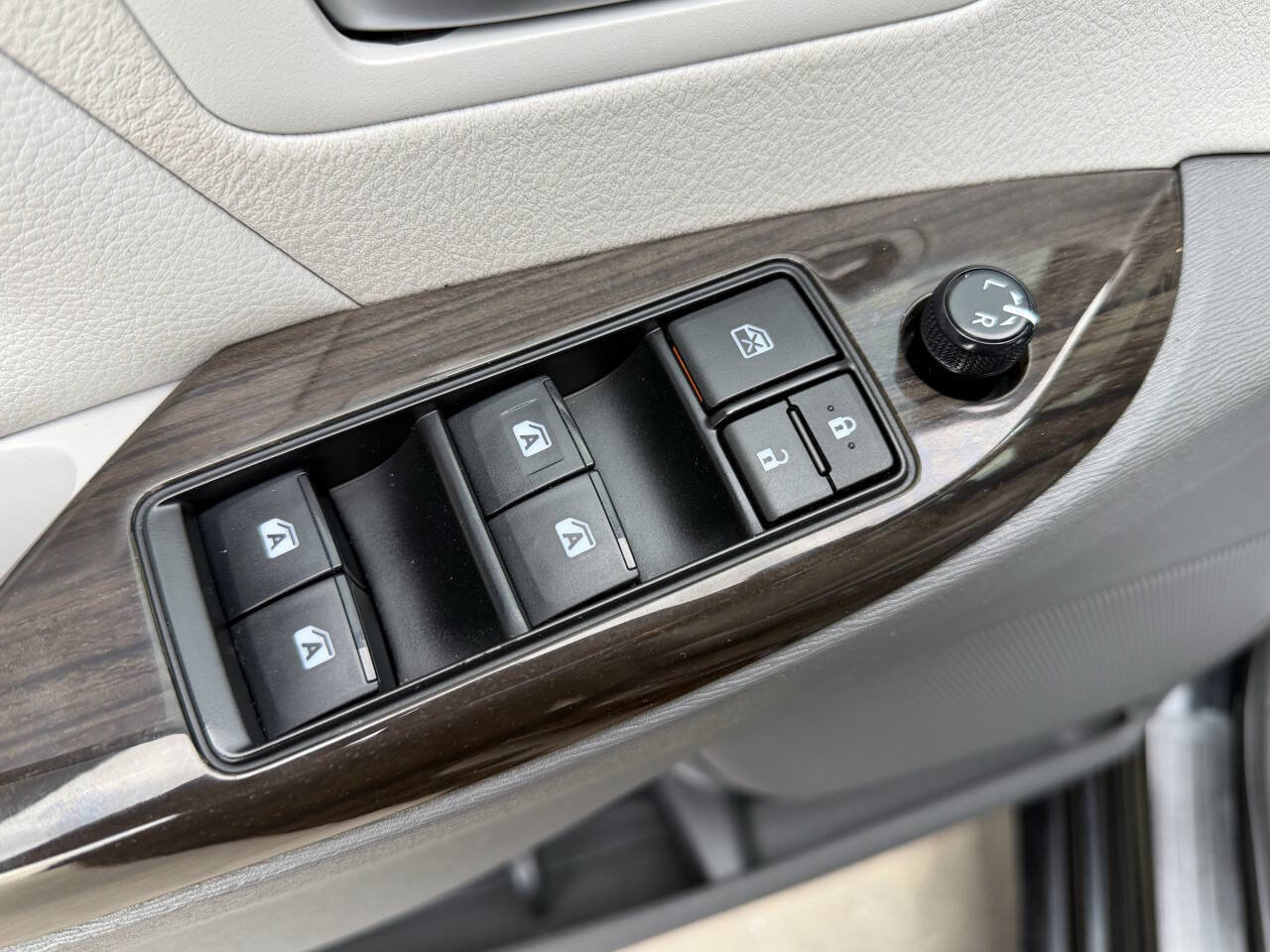 Used 2019 Toyota Sienna XLE w/ XLE Navigation Package FWD image 22