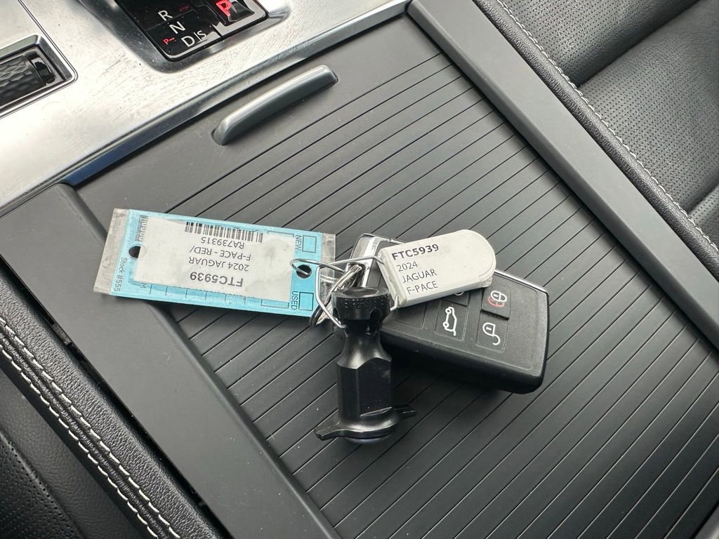 Used 2024 Jaguar F-PACE R-Dynamic S image 33
