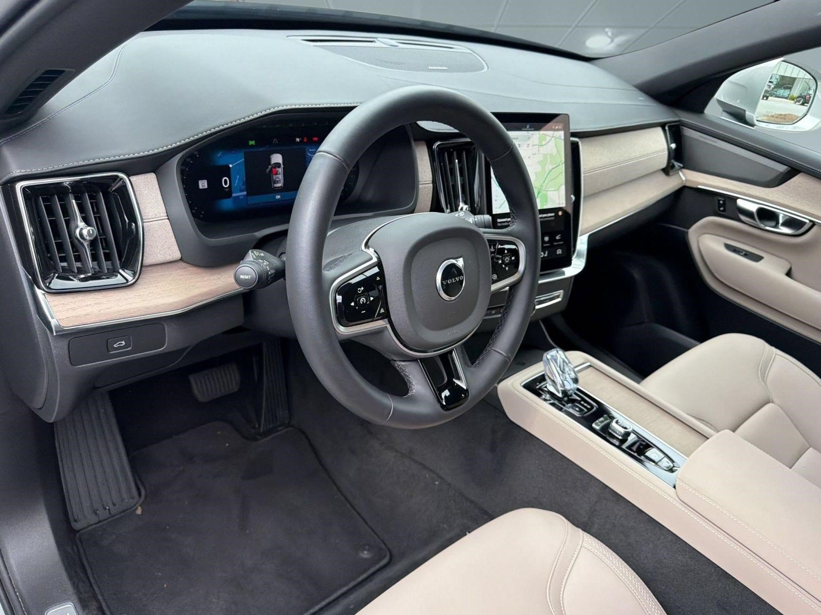 Certified 2025 Volvo XC90 B5 Plus AWD/4WD image 4