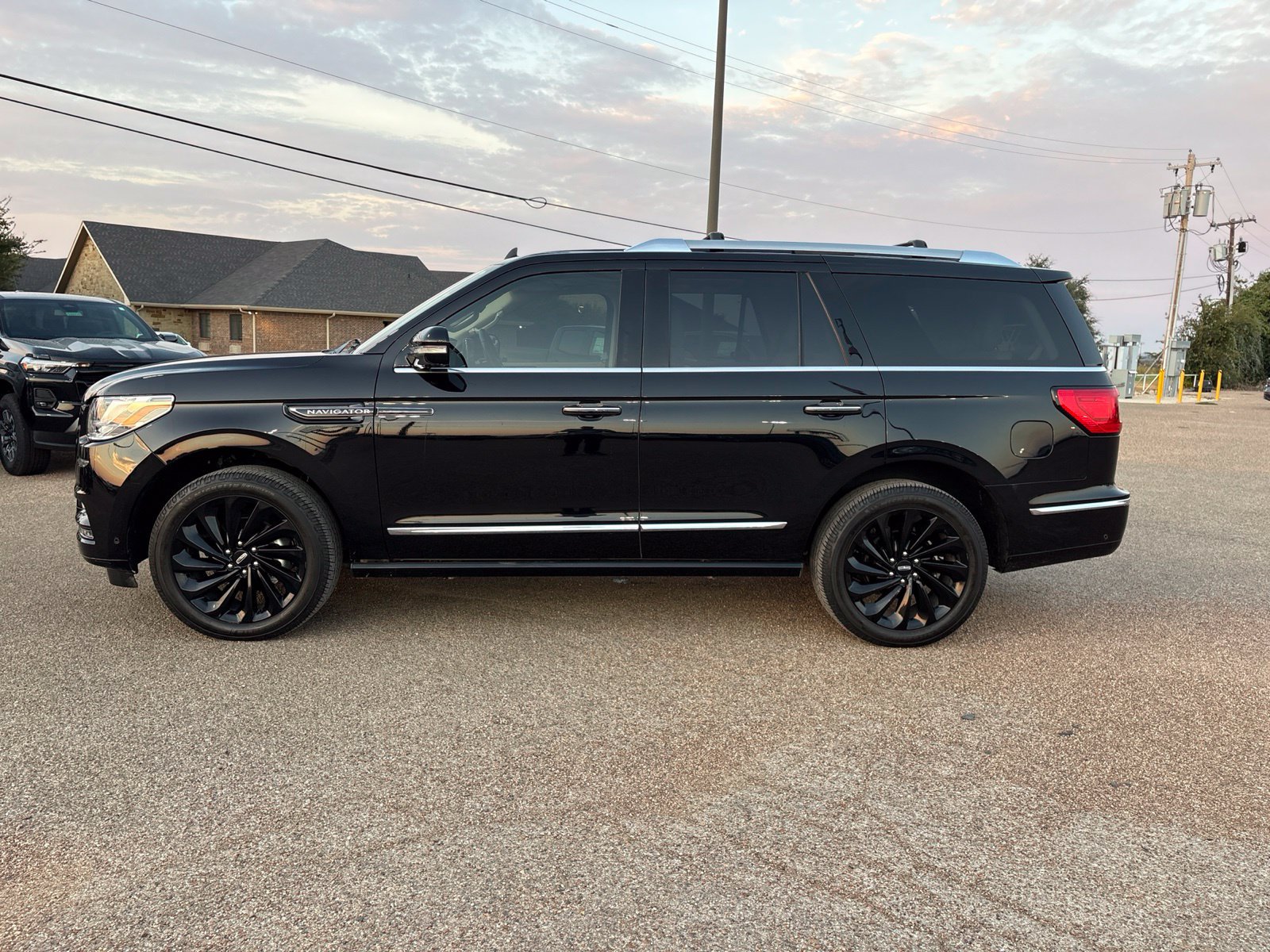 Used 2021 Lincoln Navigator Reserve AWD/4WD image 2