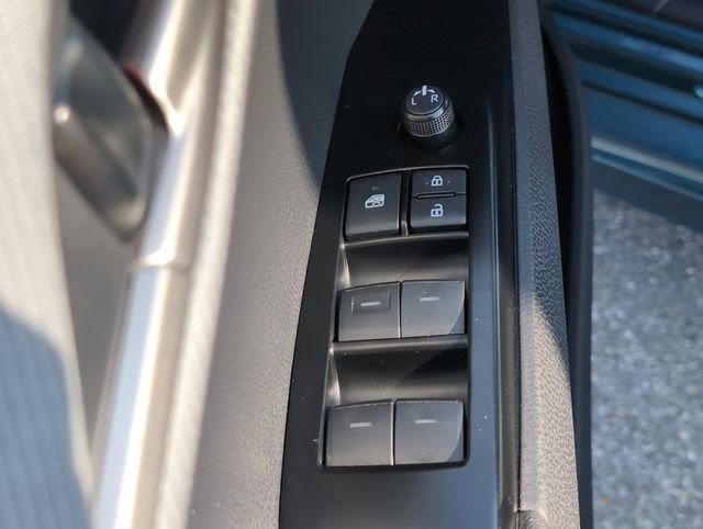 Used 2025 Toyota Camry SE image 12