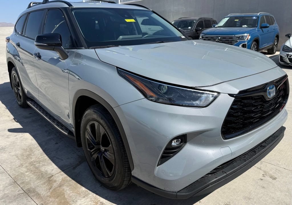 Used 2024 Toyota Highlander XLE FWD image 2